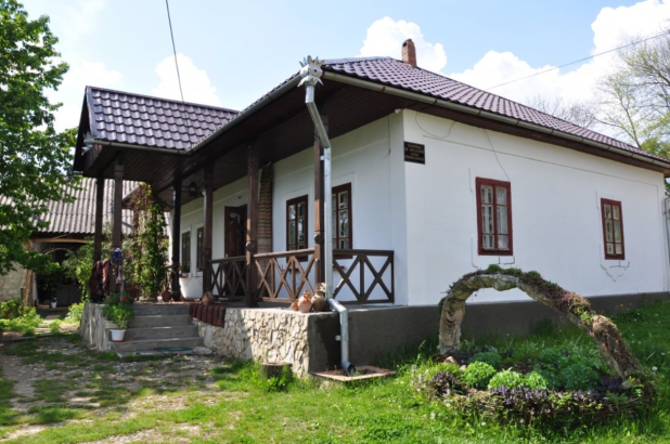 Muzeul privat de folclor artizanal „Casa Părintească”