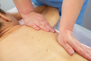 Cum poate masajul terapeutic îmbunătăți recuperarea